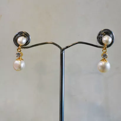 Saanika Pearl Earrings